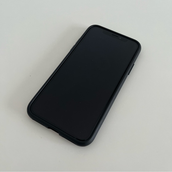 iPhone XS 64 GB with Case - Picture 7 of 8